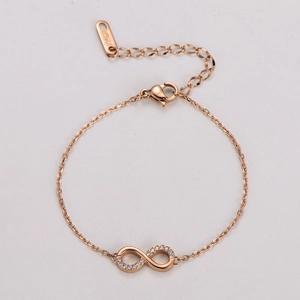 Détail d'un bracelet infini en or rose avec cristaux pavés et chaîne réglable de haute qualité