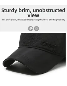Détail d'une casquette d'hiver noire avec tissu matelassé et broderie SPORT