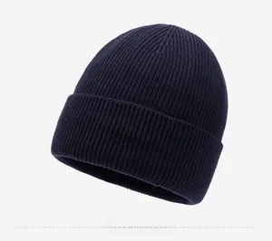 Vue détaillée du bonnet en maille bleu marine montrant le logo métallique NY&JA