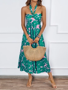 Détail de la robe licou avec imprimé floral et découpe sur motif de feuilles tropicales