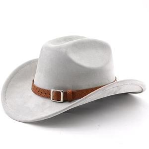 Détail d'un chapeau de cowboy en feutre gris clair avec bande tressée et boucle en métal
