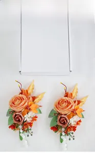 Détail de corsages de mariée d'automne avec roses orange et feuilles d'érable en boîte