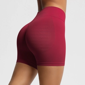 Gros plan sur le short de fitness sans couture bordeaux à taille haute et effet push-up