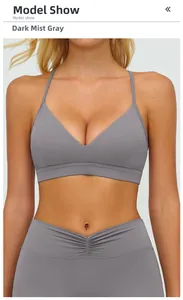 Vue détaillée du soutien-gorge de yoga gris brouillard foncé avec col en V réglable