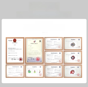 Certificati ufficiali di qualifica aziendale per statuette di uccelli natalizi.