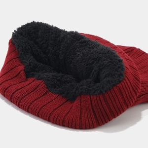Ensemble bonnet et tour de cou en tricot avec doublure polaire noire épaisse en rouge
