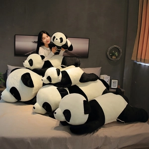 Peluches pandas géants allongés en cinq tailles présentées sur un canapé gris doux