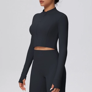 Detail der schmal geschnittenen Sportjacke mit Daumenlöchern und hoher Taillenleggings