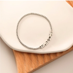 Détail d'un bracelet en argent avec chaîne en zircon et fermoir en H géométrique