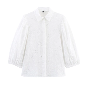 Λευκό μακρυμάνικο πουκάμισο με περίπλοκο κέντημα σε επίπεδη φωτογράφιση