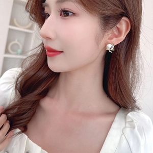 Boucles d'oreilles perles baroques sur mannequin montrant taille et esthétique