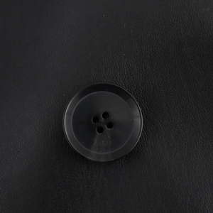 Cappotto in stile britannico con un classico bottone nero a quattro fori su pelle