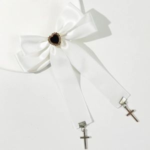Barrette nœud en satin blanc avec cœur noir et pendentifs croix argentés de style gothique