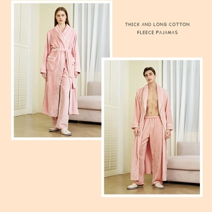 Vue détaillée d'un pyjama épais en polaire rose clair avec peignoir et pantalon assorti