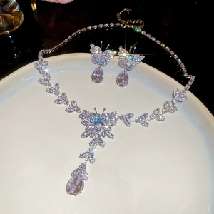 Vue détaillée de la parure en argent et zircons avec pendentifs papillon et gouttes