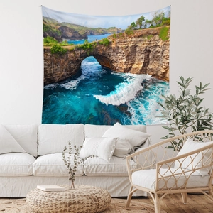 Détail de la tapisserie bohème avec paysage marin montrant une arche rocheuse côtière