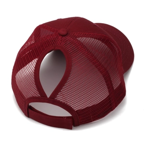 Détail de la casquette queue de cheval bordeaux avec maille et fermeture réglable