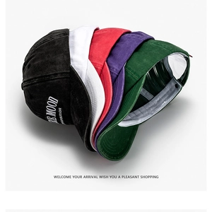 Primo piano di cappellini da baseball colorati in cotone lavato con ricamo laterale