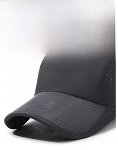 Détail d'une casquette noire avec bordure en maille et tissu respirant à séchage rapide