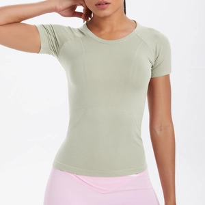 Dettaglio della maglietta sportiva verde chiaro senza cuciture con trame traspiranti e slim fit