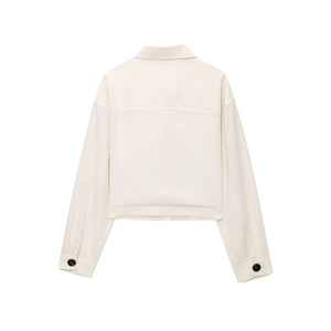 Vue arrière d'une veste courte en lin mélangé crème avec boutons noirs aux poignets