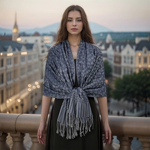 Sciarpa da donna grigio scuro con motivo jacquard paisley vintage e bordi con frange