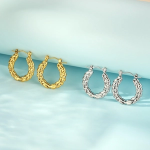 Detailansicht von Edelstahl-Ohrringen mit Weizenmuster in Gold- und Silberoptik