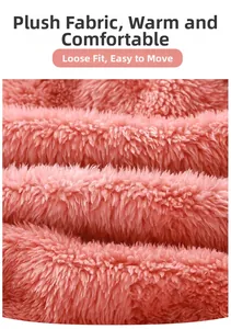 Makroaufnahme von rosa Plüschstoff auf Baby-Winter-Strampler zeigt das lockere Material