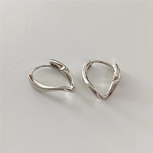 Irregular wavy hoop earrings in 925 sterling silver with a minimalist organic design