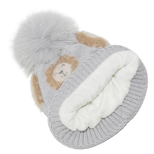 Détail du bonnet en tricot lion pour enfants avec doublure polaire et pompon en fausse fourrure