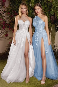 Détail d'appliques en dentelle florale et couches de tulle sur des robes du soir fendues