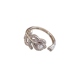 Bague ouverte en feuille d'argent sertie de zircons avec un design évidé et délicat