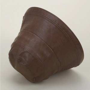 Chapeau bob classique en cuir marron foncé avec finitions texturées et surpiqûres