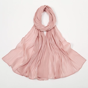 Detailaufnahme des schimmernden rosa Crinkle-Chiffon-Schals mit elegantem Faltenwurf
