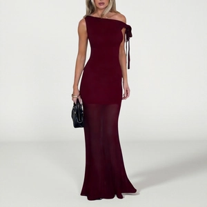 Robe longue en mesh bordeaux à une épaule avec nœud décoratif et ourlet transparent
