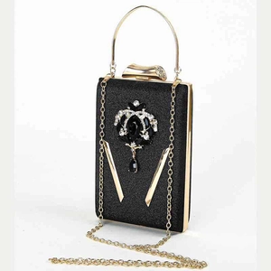 Elegante zwarte avondtas met kristallen en gouden ketting voor feestelijke luxe