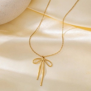 Élégant collier en acier inoxydable doré 18 carats avec pendentif nœud sur soie