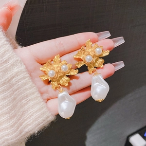 Boucles d'oreilles fleur dorées vintage avec perles baroques et finition métal