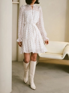 Dettaglio dell'abito in chiffon floreale con scollo a balze, lacci e maniche a sbuffo