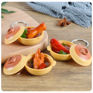 Détails de miniatures alimentaires réalistes avec pilon et saucisse dans de petits bols