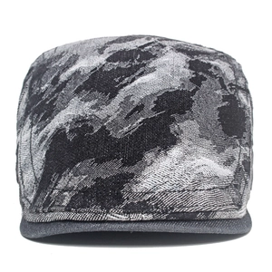 Dettaglio della coppola in denim jacquard grigio con trama del tessuto e cuciture fitte