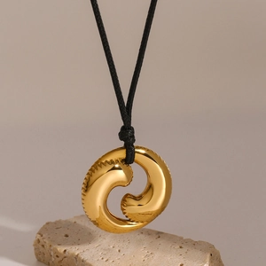 Detailansicht der 18k Goldwelle Anhänger mit schwarzer Kordelkette für Damen