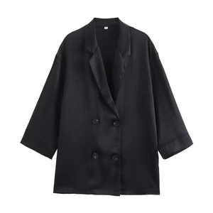 Vue détaillée du blazer noir à double boutonnage avec tissu texturé et fini satiné
