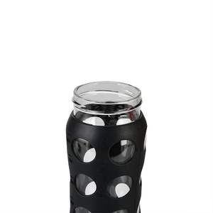 Détail du manchon en silicone noir avec graduations sur la bouteille en borosilicate