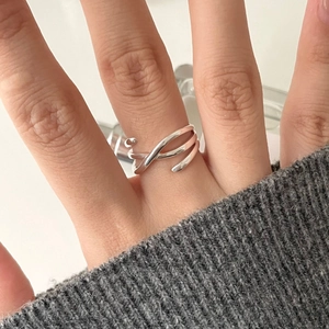 Anello aperto multistrato minimalista in argento sterling 925 su dito di modella