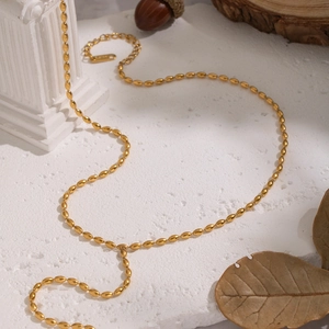 Collana minimalista a Y placcata oro 18 carati con perline ovali e chiusura a moschettone