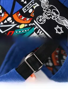 Détail de la casquette bleue avec motifs ethniques et boucle de réglage en métal