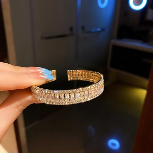 Bracelet jonc doré de luxe avec rangées de zircons étincelants et design géométrique