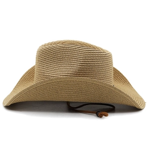 Dettaglio cappello da cowboy in paglia con cinturino regolabile e tesa larga curva