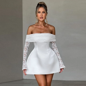 Elegantes weißes schulterfreies Spitzen-Minikleid mit Ärmeln und Faltenrock in A-Linie